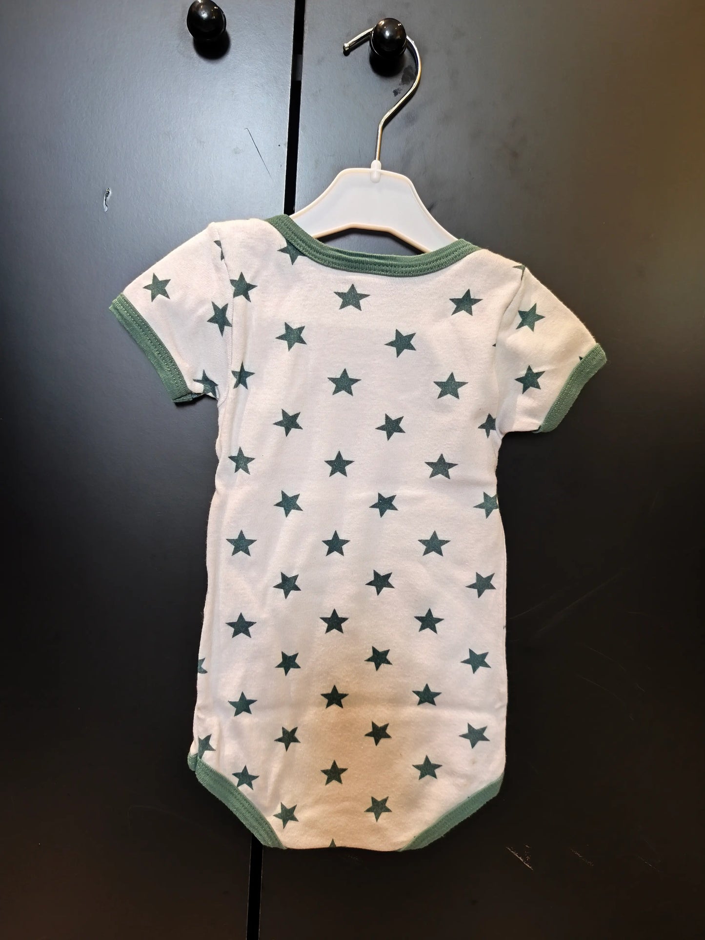 Body Blanc à Étoiles Vertes – Manches Courtes – Petit Bateau – 12 Mois ref 296