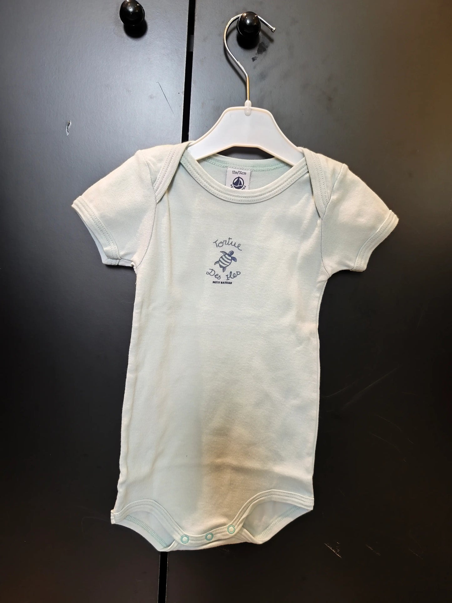 Body Vert d’Eau à Manches Courtes – “Tortue des Îles” Petit Bateau – 12 Mois  ref 294