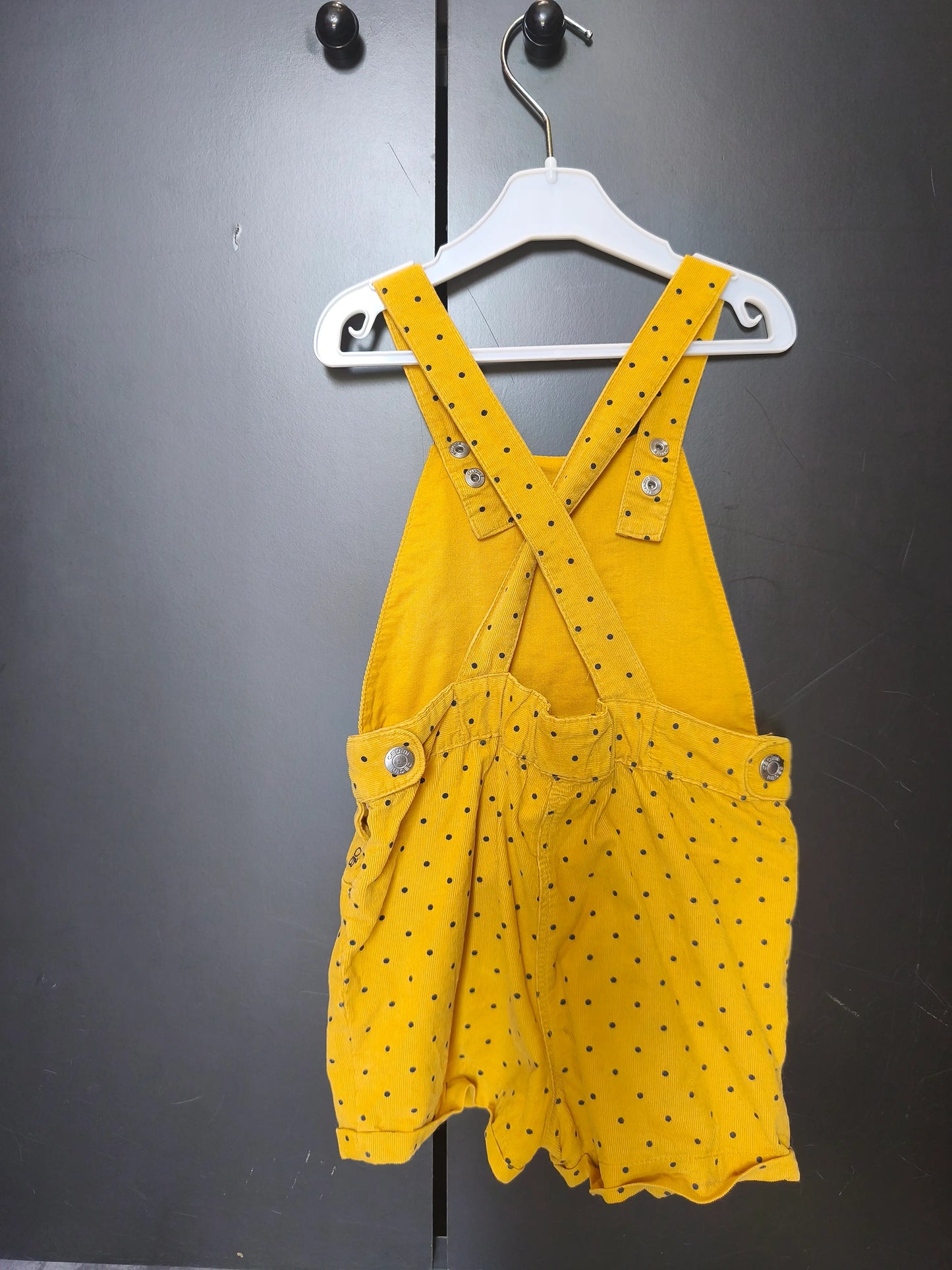 Salopette short moutarde Obaibi 3 ans – Pois noirs & nœud décoratif ref 73