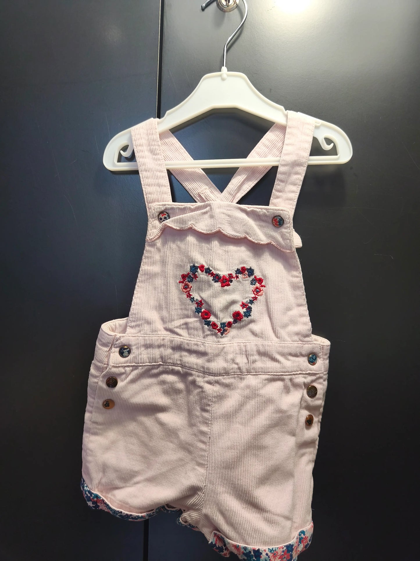 Combinaison short rose à bretelles réglables – Sergent Major 18 mois ref 363