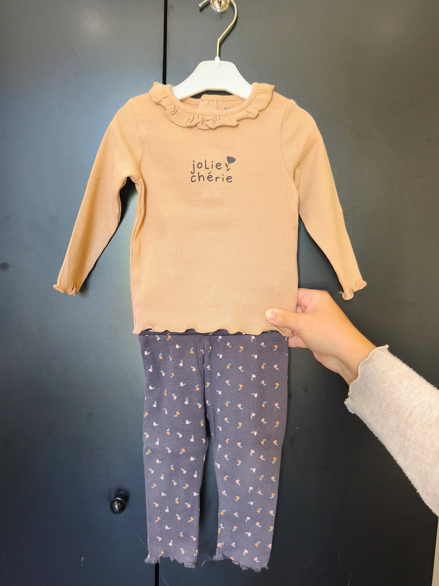 Ensemble t-shirt camel & legging fleuri – Kiabi – 9 mois ref 288