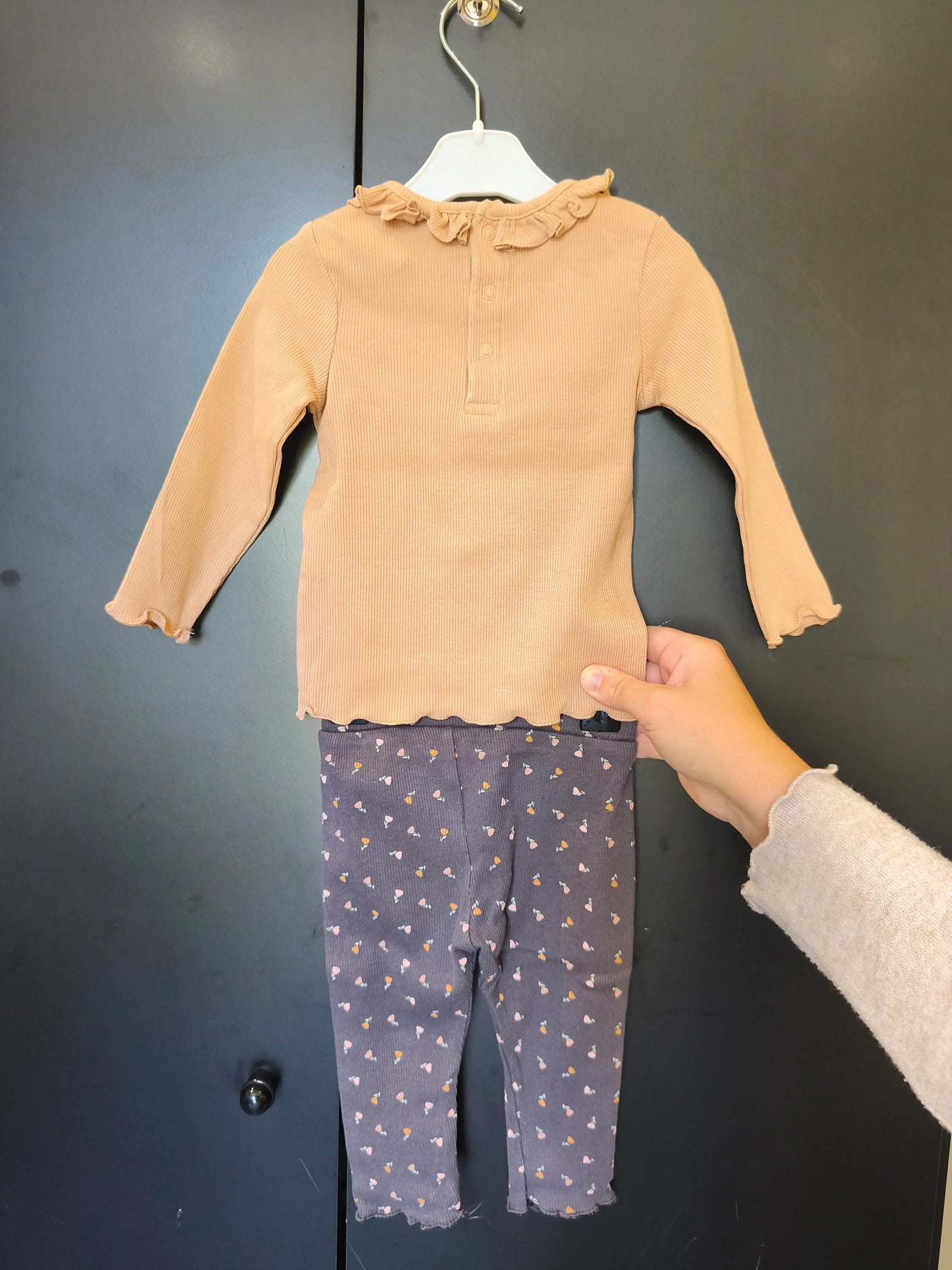 Ensemble t-shirt camel & legging fleuri – Kiabi – 9 mois ref 288