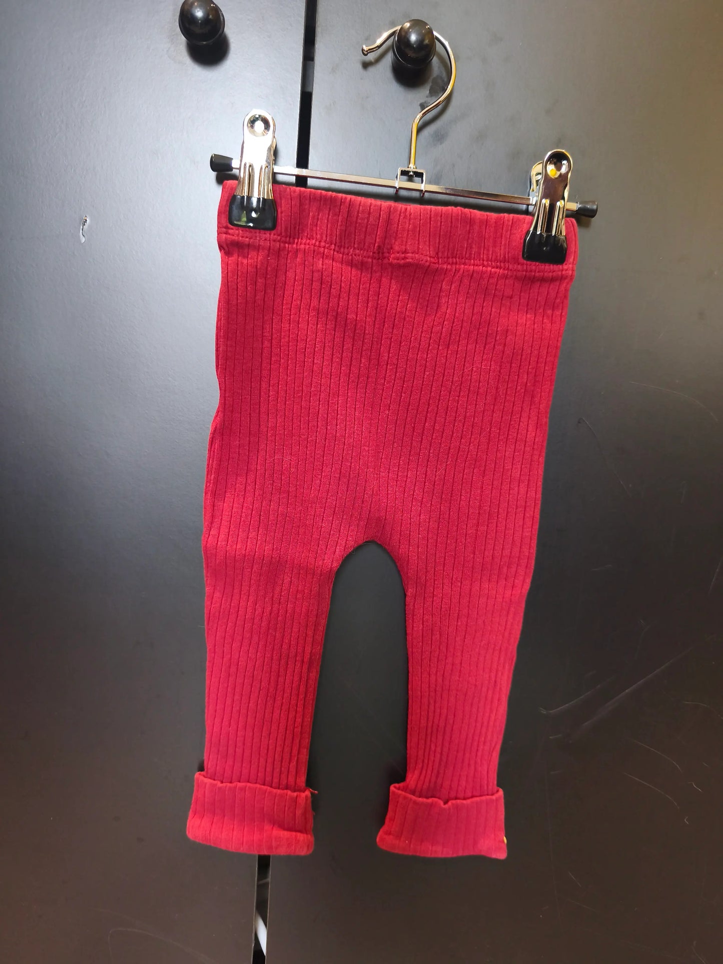 Legging rouge bordeaux cottelé avec boutons décoratifs pour fille – Kiabi 12 mois ref 338