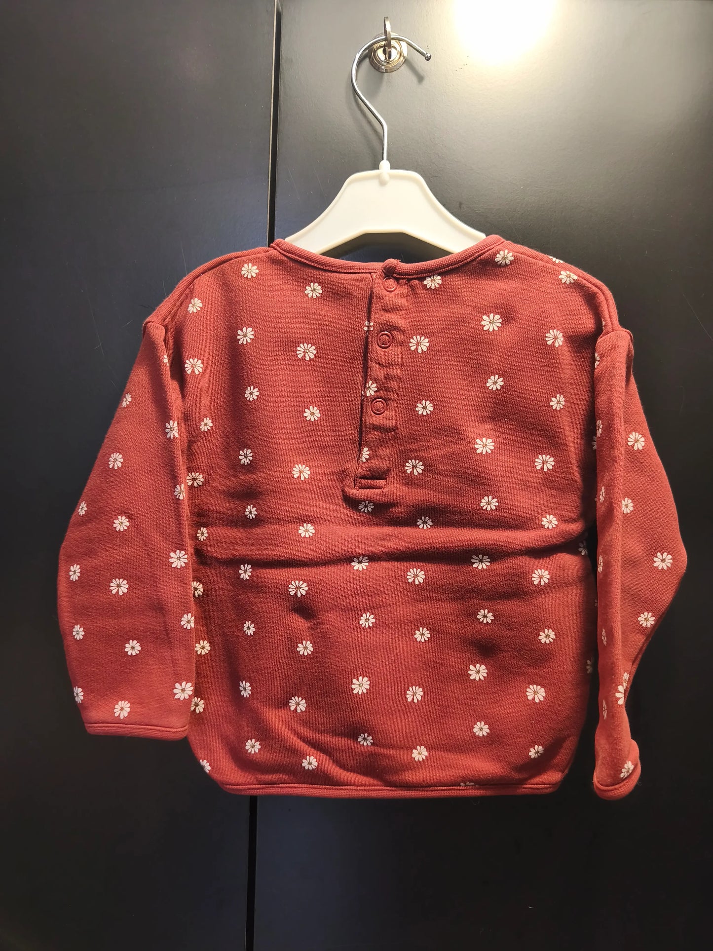 Pull terracotta foncé « Hello » à marguerites – Kiabi 18 mois ref 359