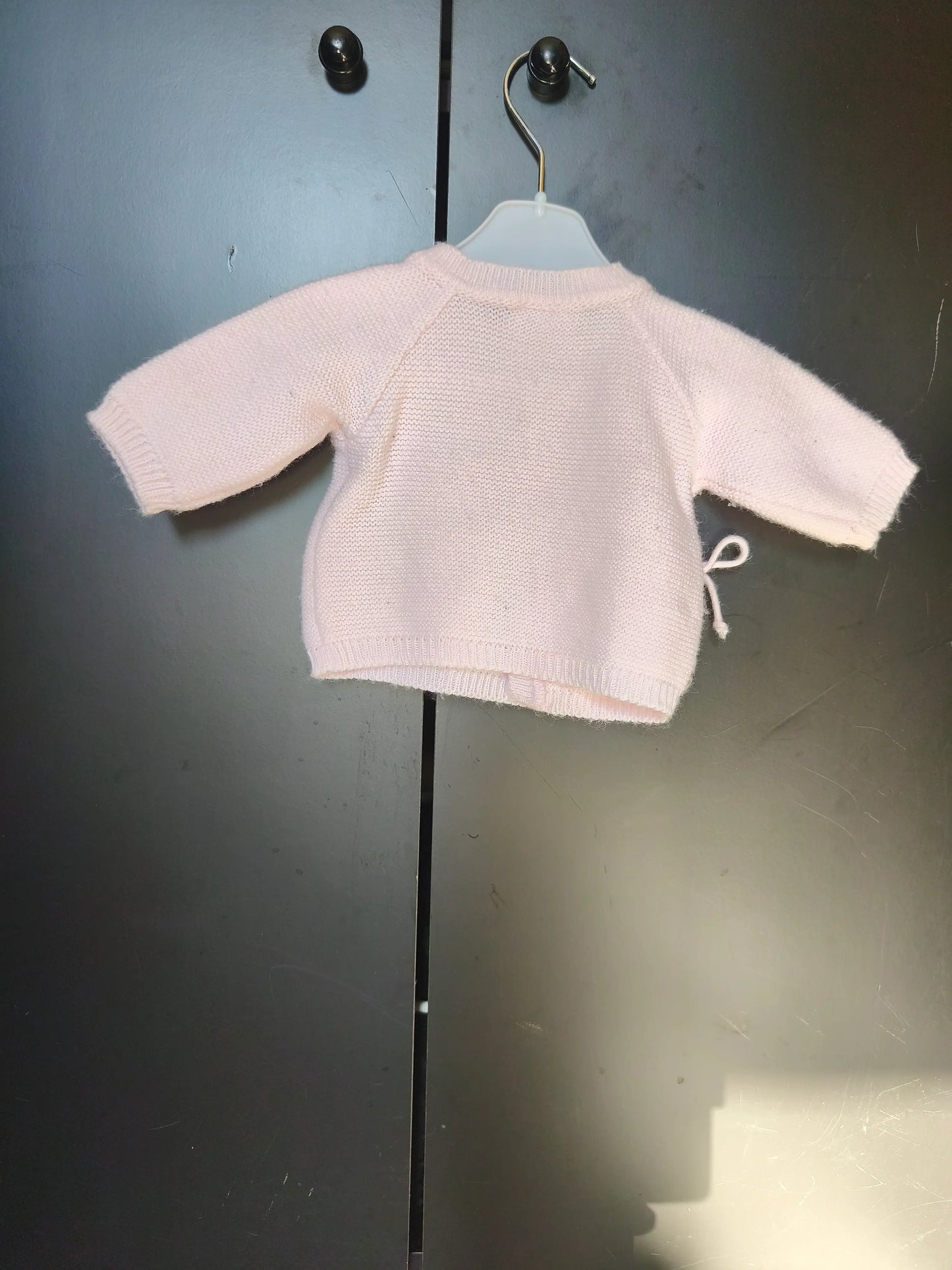 Veste Tricotée Rose – 3 Boutons & Nœud – Naissance / 3,7 kg ref 175