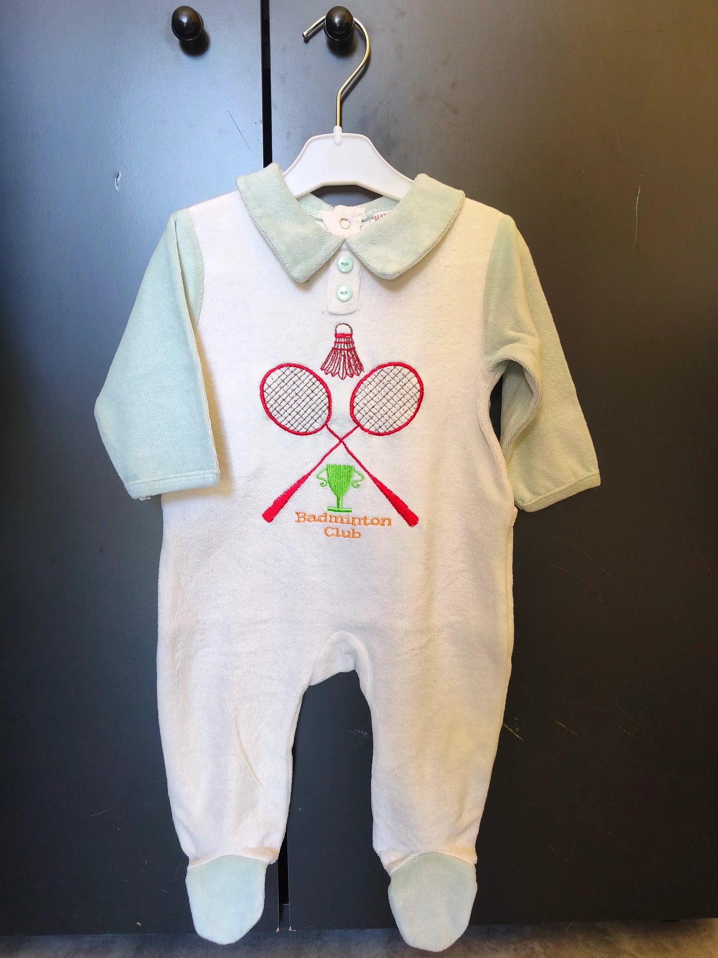 Grenouillère Blanche Broderie Badminton – Chatounets – 6 Mois ref 223