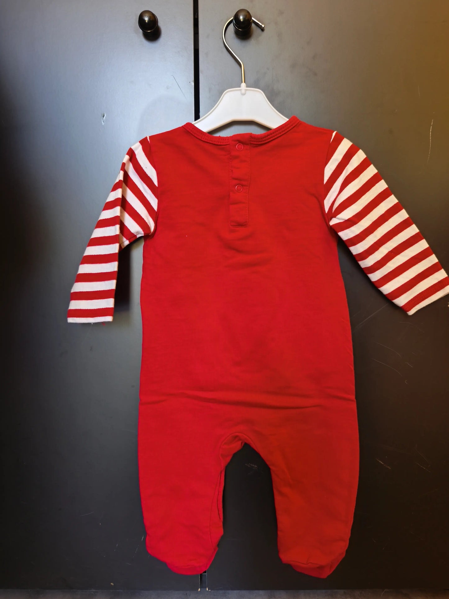 Grenouillère Rouge à Rayures et Motif cerf – 6 Mois ref 227