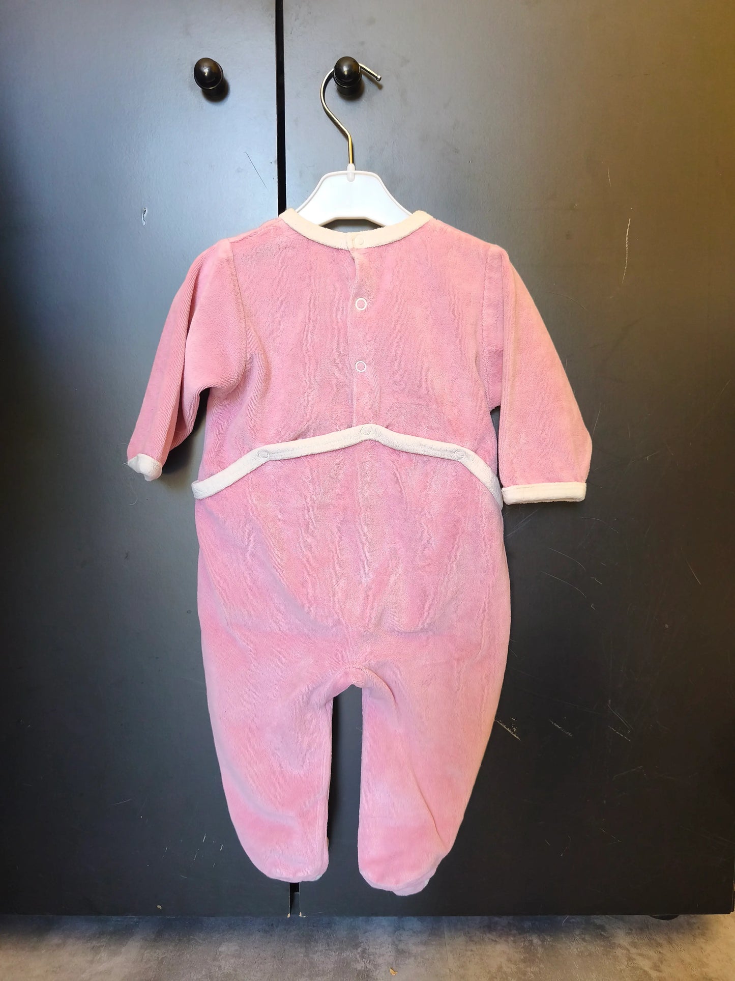 Grenouillère Rose Brodée “1 Câlin, 2 Câlins” – 6 Mois ref 212
