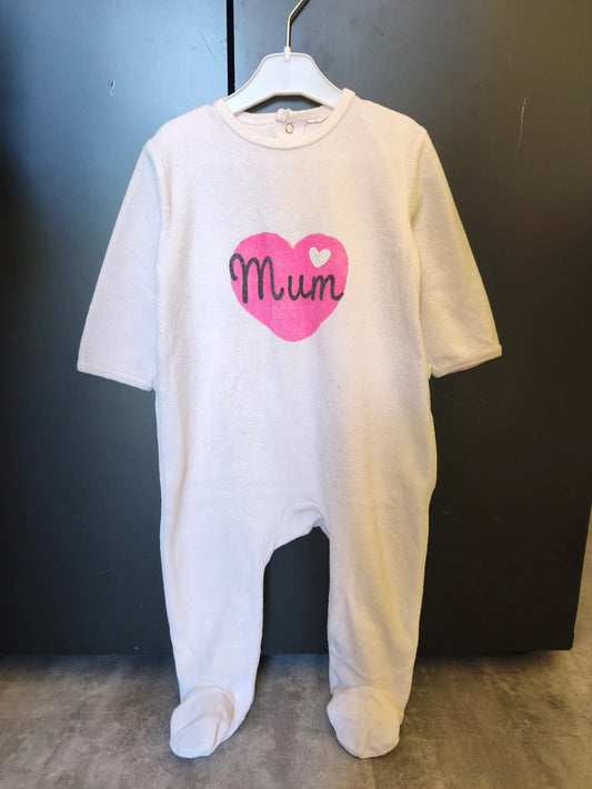Grenouillère Rose avec Cœur “Mum” – 6 Mois ref 224