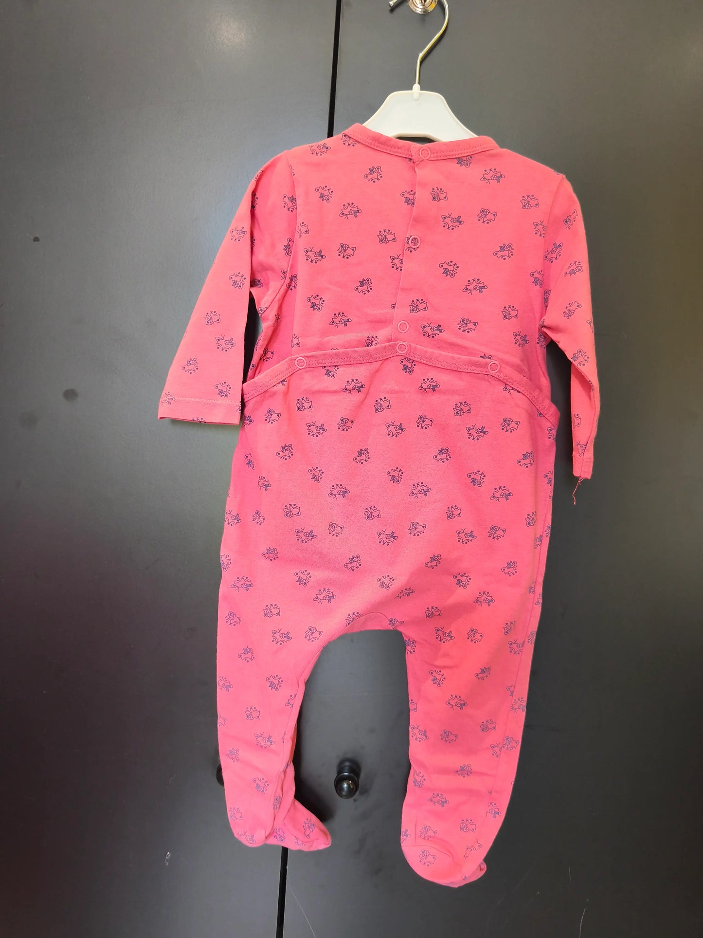 Grenouillère Rose Fuchsia à Motif Biche – Mots d’Enfants – 12 Mois ref 314