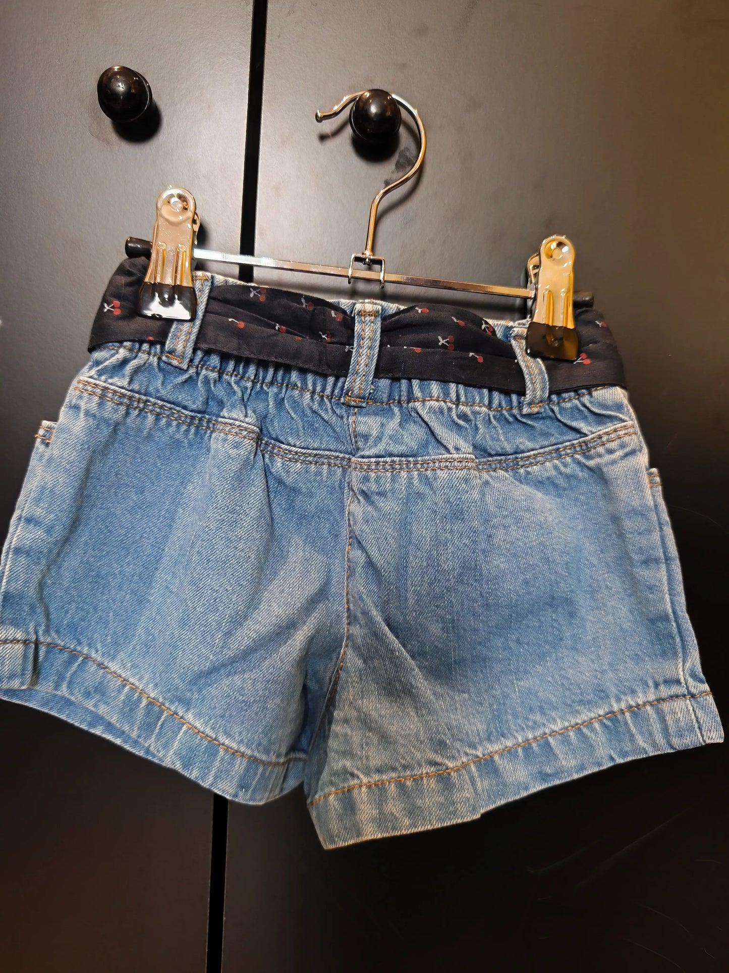 Short jean bleu avec ceinture motif cerise pour fille – Kiabi 12 mois ref 342