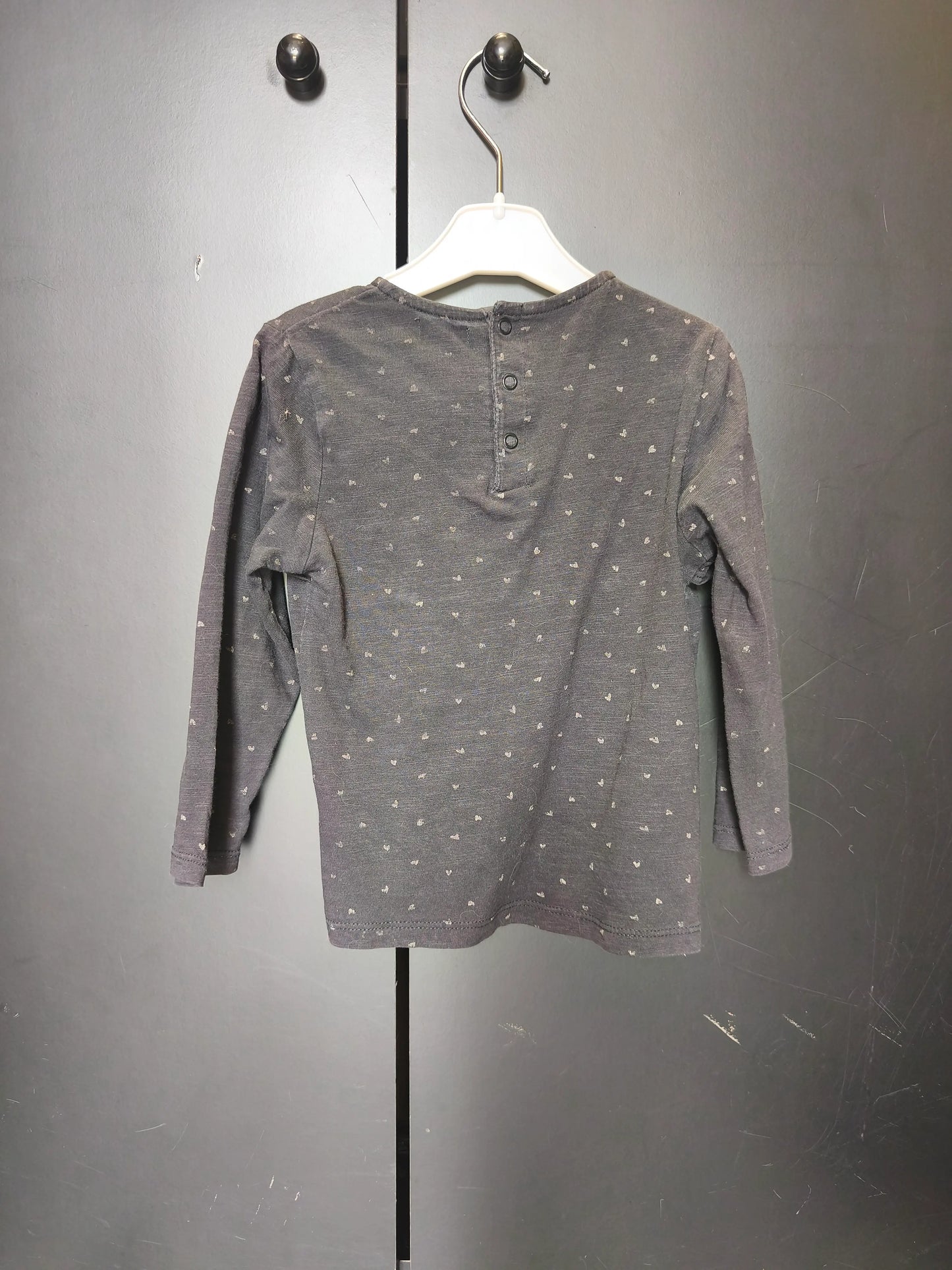 T-shirt Kiabi 24 mois - Noir, cœur argenté, volant & bouton dos ref 41
