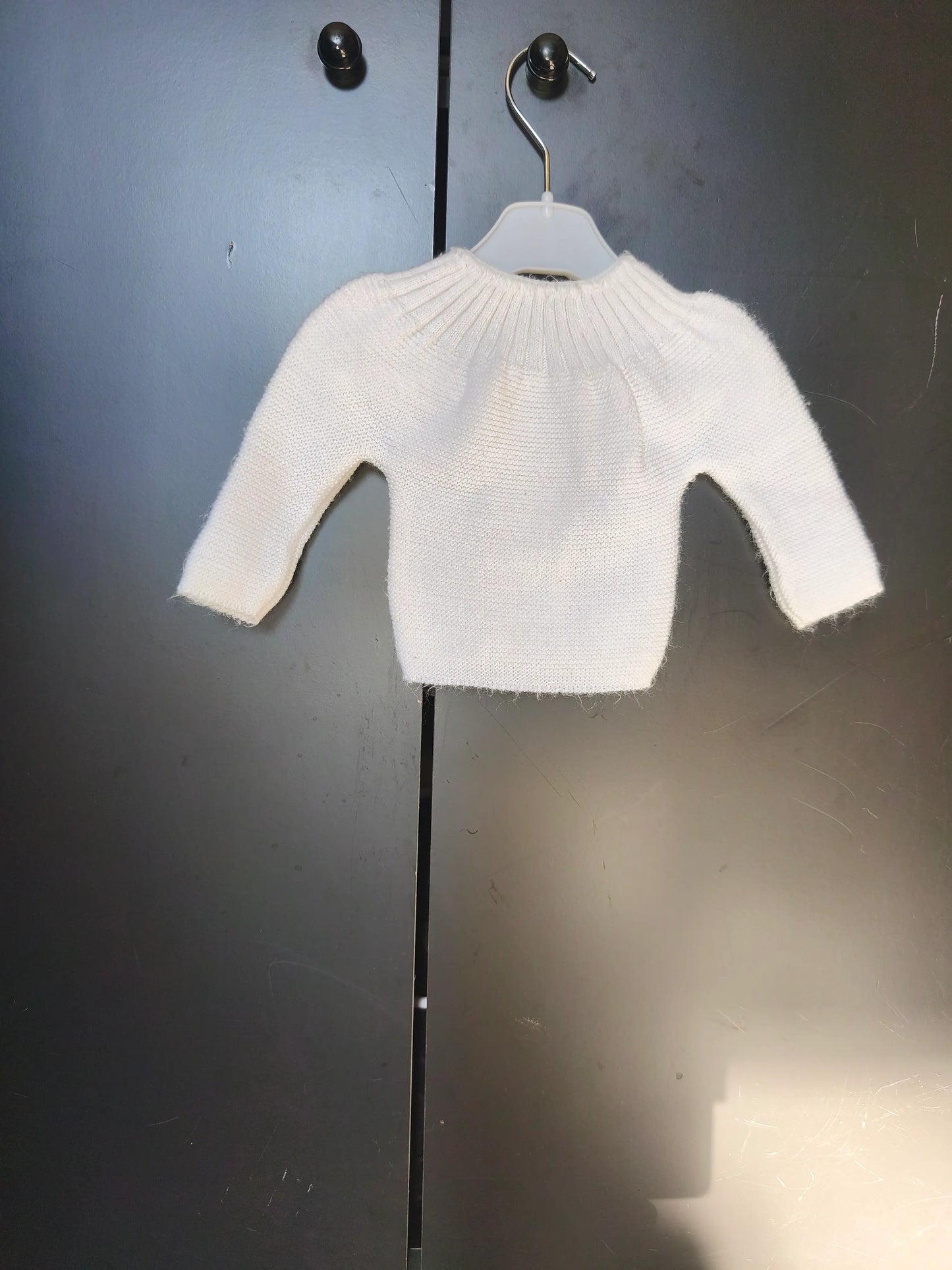 Veste Tricotée Blanche – 3 Boutons – Naissance / 1 Mois ref 173