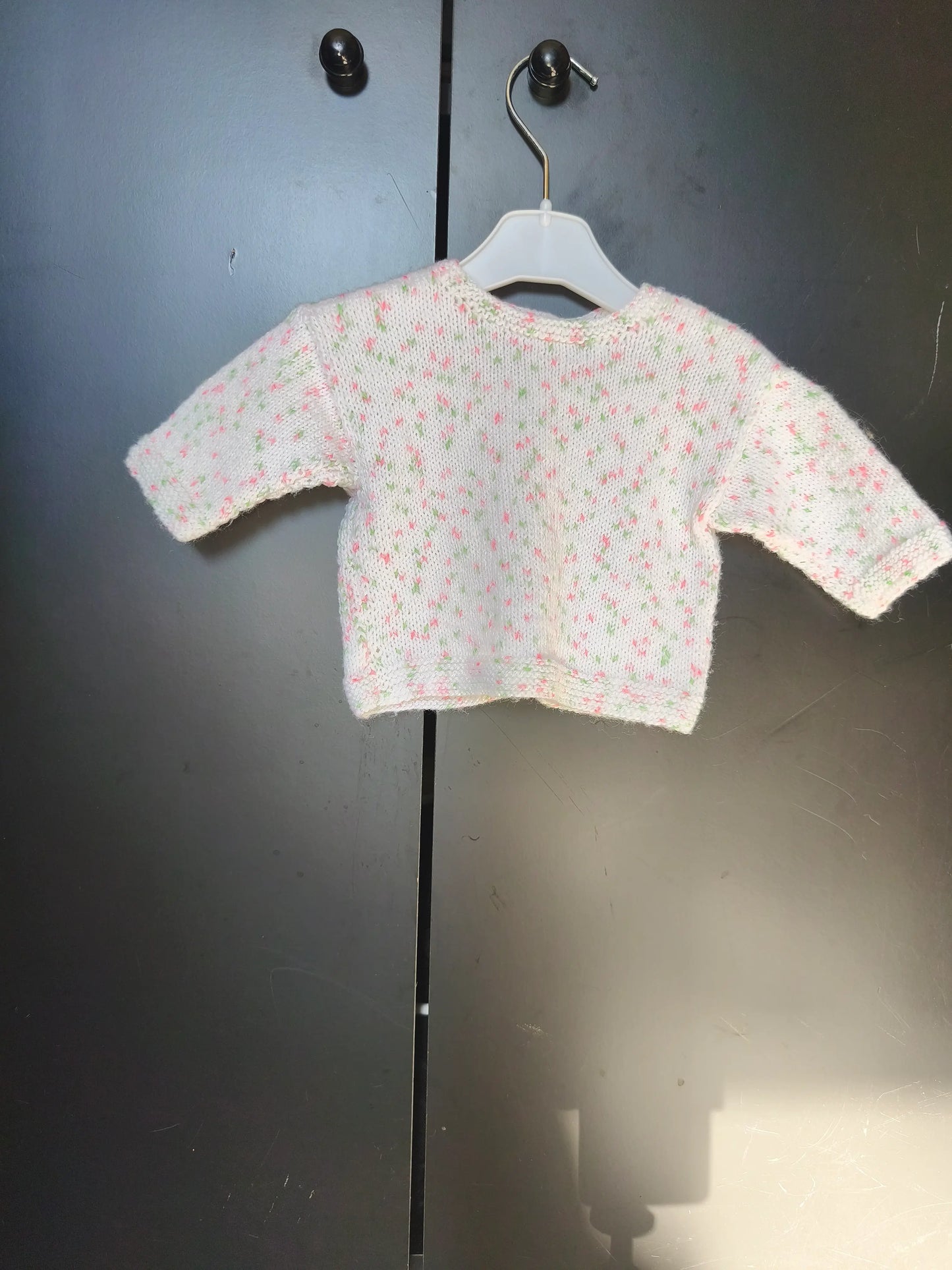 Veste Tricotée Blanche à Motif Rose – Naissance ref 176