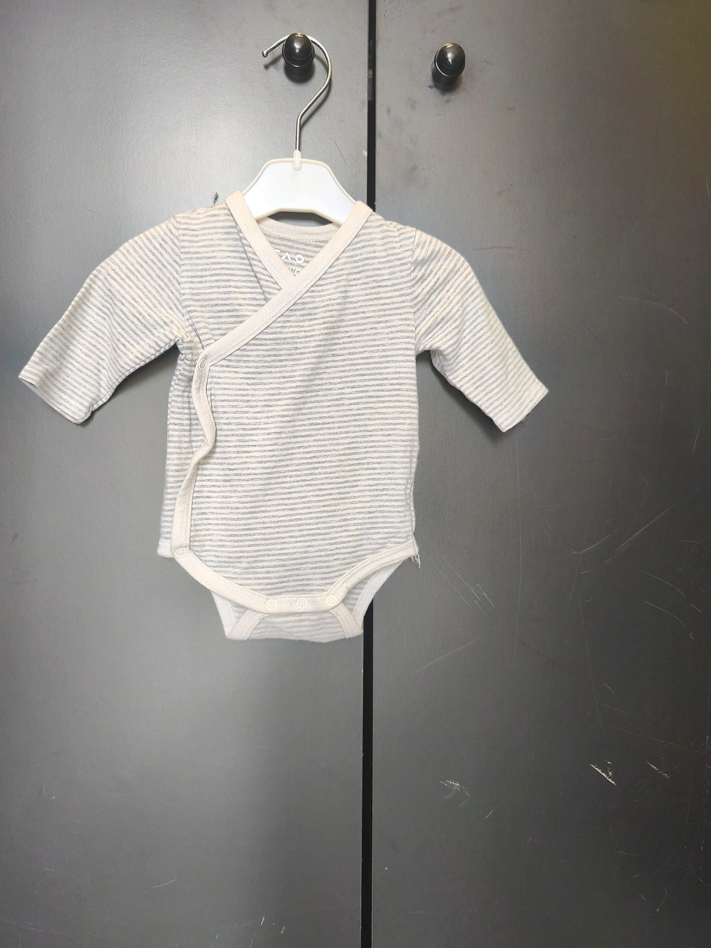 Body Tape à l’Œil 1 mois - Gris rayé blanc, manches longues, ouverture croisée