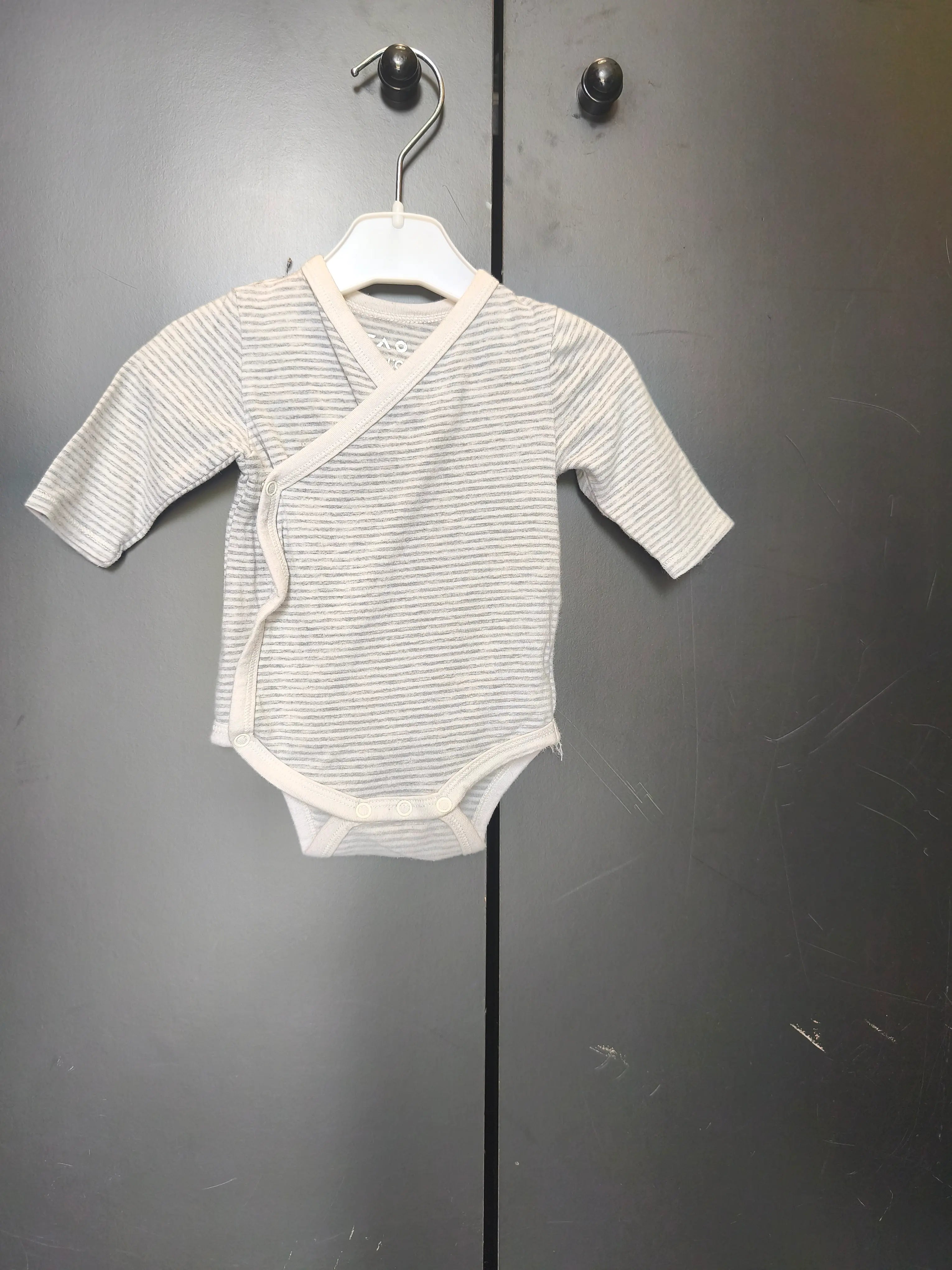 Body Tape à l’Œil 1 mois - Gris rayé blanc, manches longues, ouverture croisée