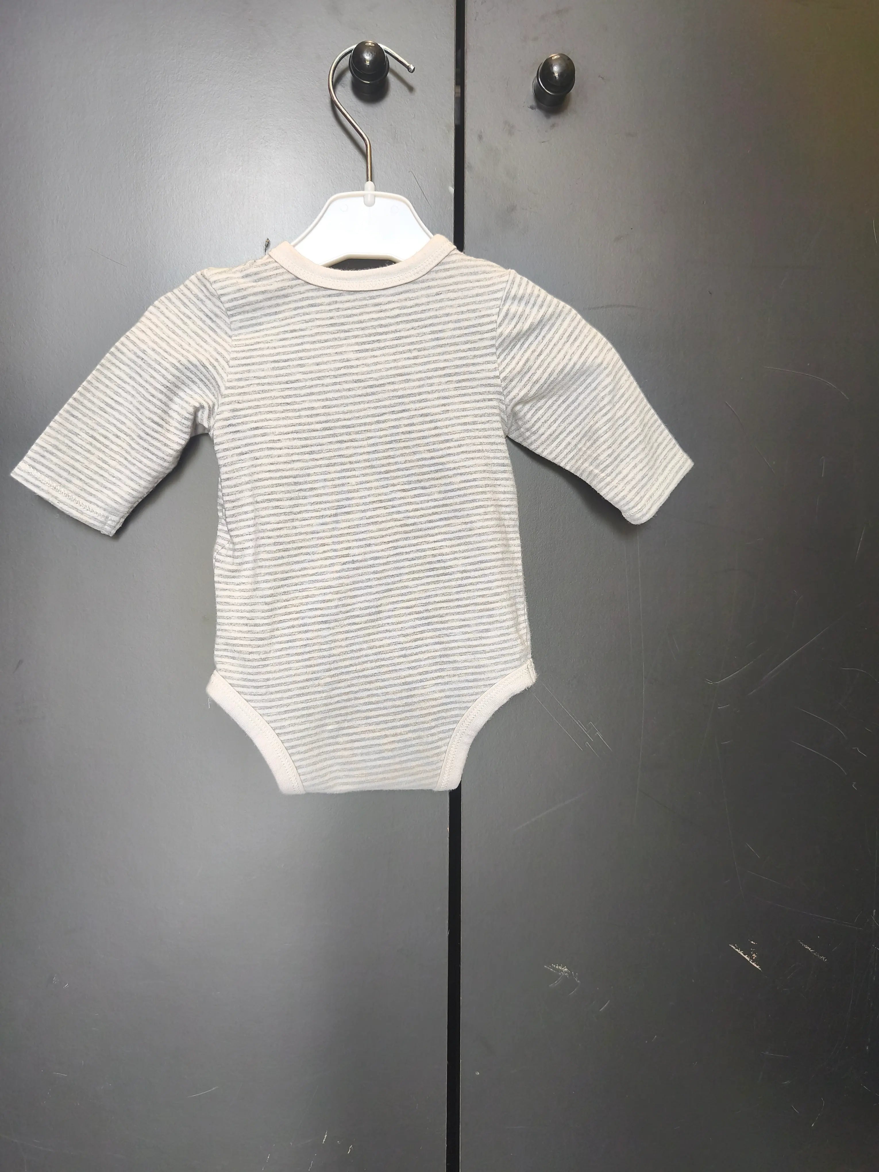 Body Tape à l’Œil 1 mois - Gris rayé blanc, manches longues, ouverture croisée