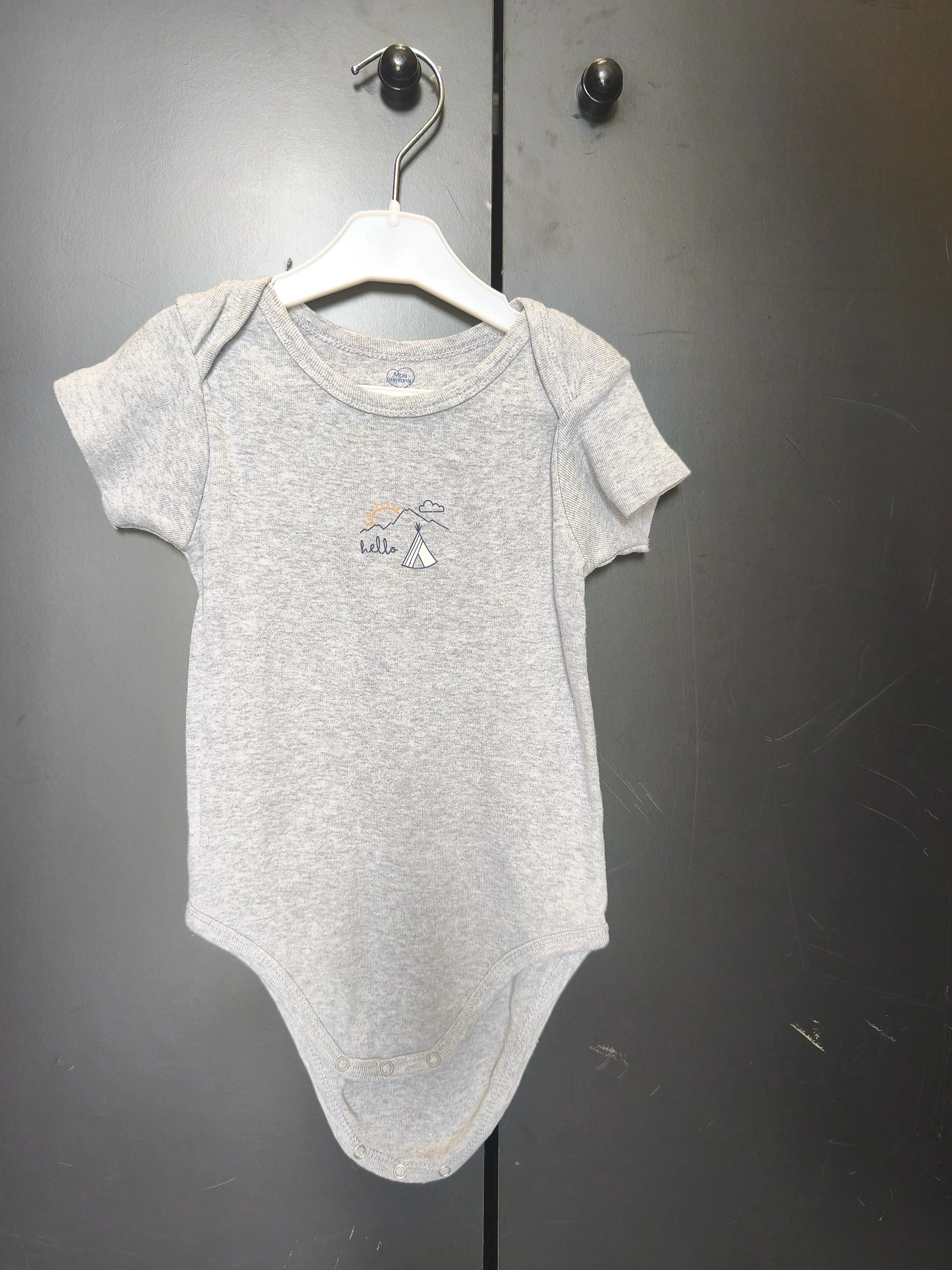 Body Mots d’Enfants 24 mois - Gris "Hello" & tipi, manches courtes, 100% coton