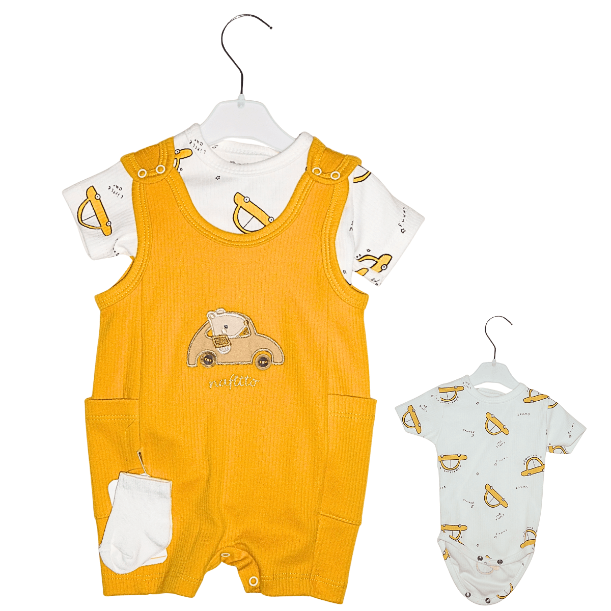 Ensemble bébé garçon 3 pièces – Combinaison moutarde, body voiture jaune, chaussettes Little Stars