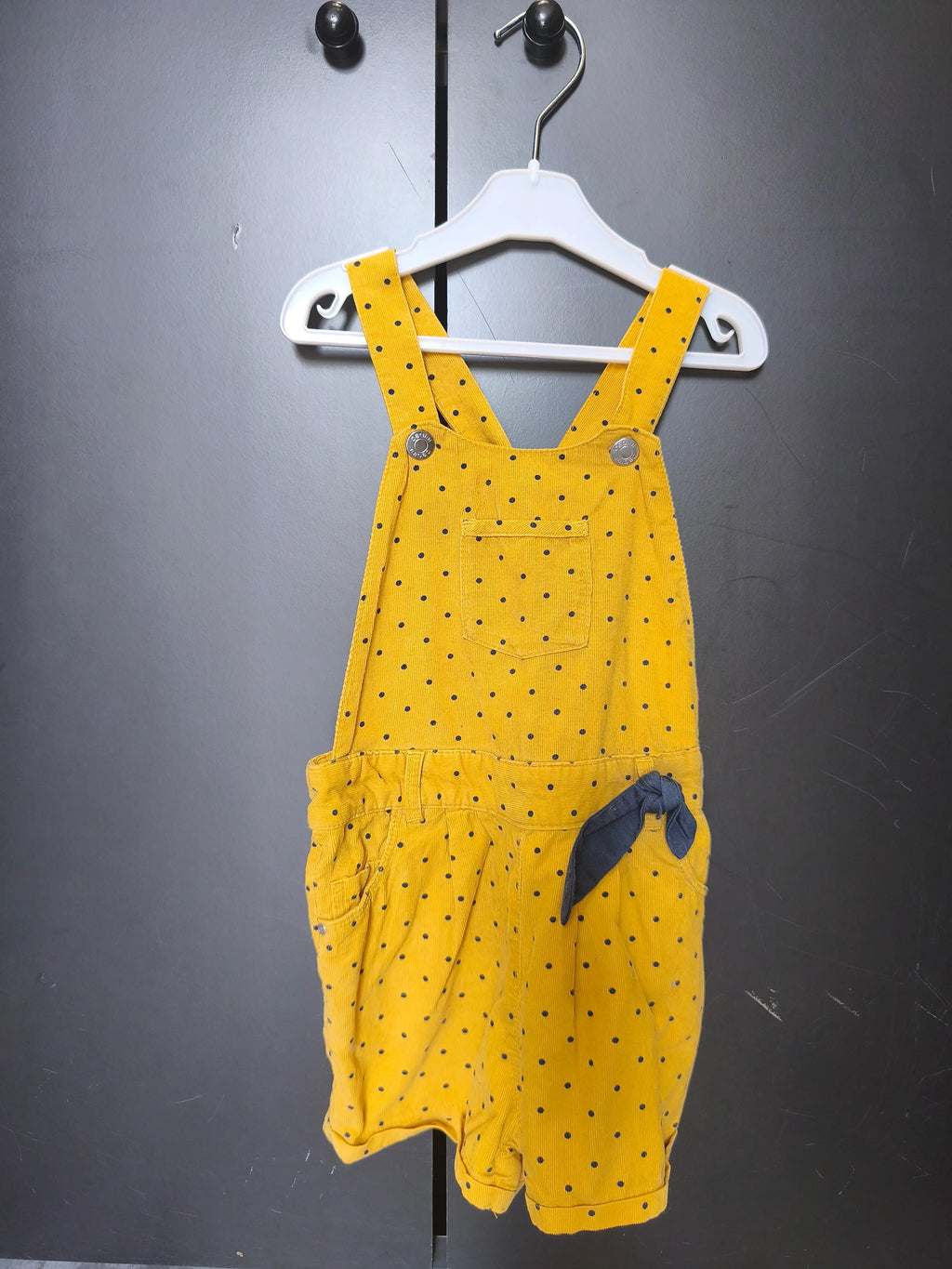 Salopette short moutarde Obaibi 3 ans – Pois noirs & nœud décoratif