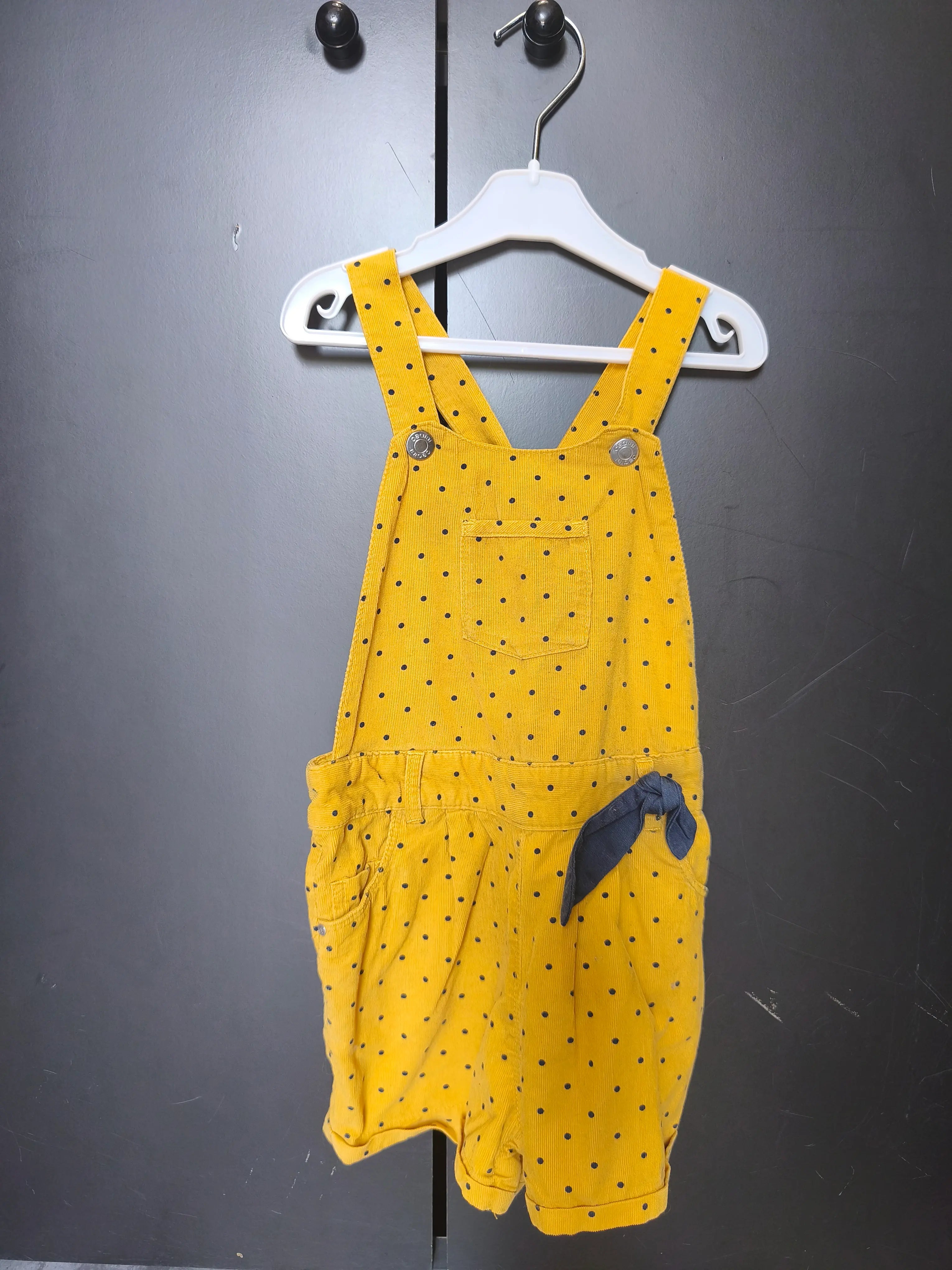 Salopette short moutarde Obaibi 3 ans – Pois noirs & nœud décoratif