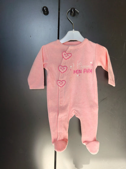 Grenouillère Rose – “Je fais craquer mon papa” – Manches Longues – 1 Mois ref 192