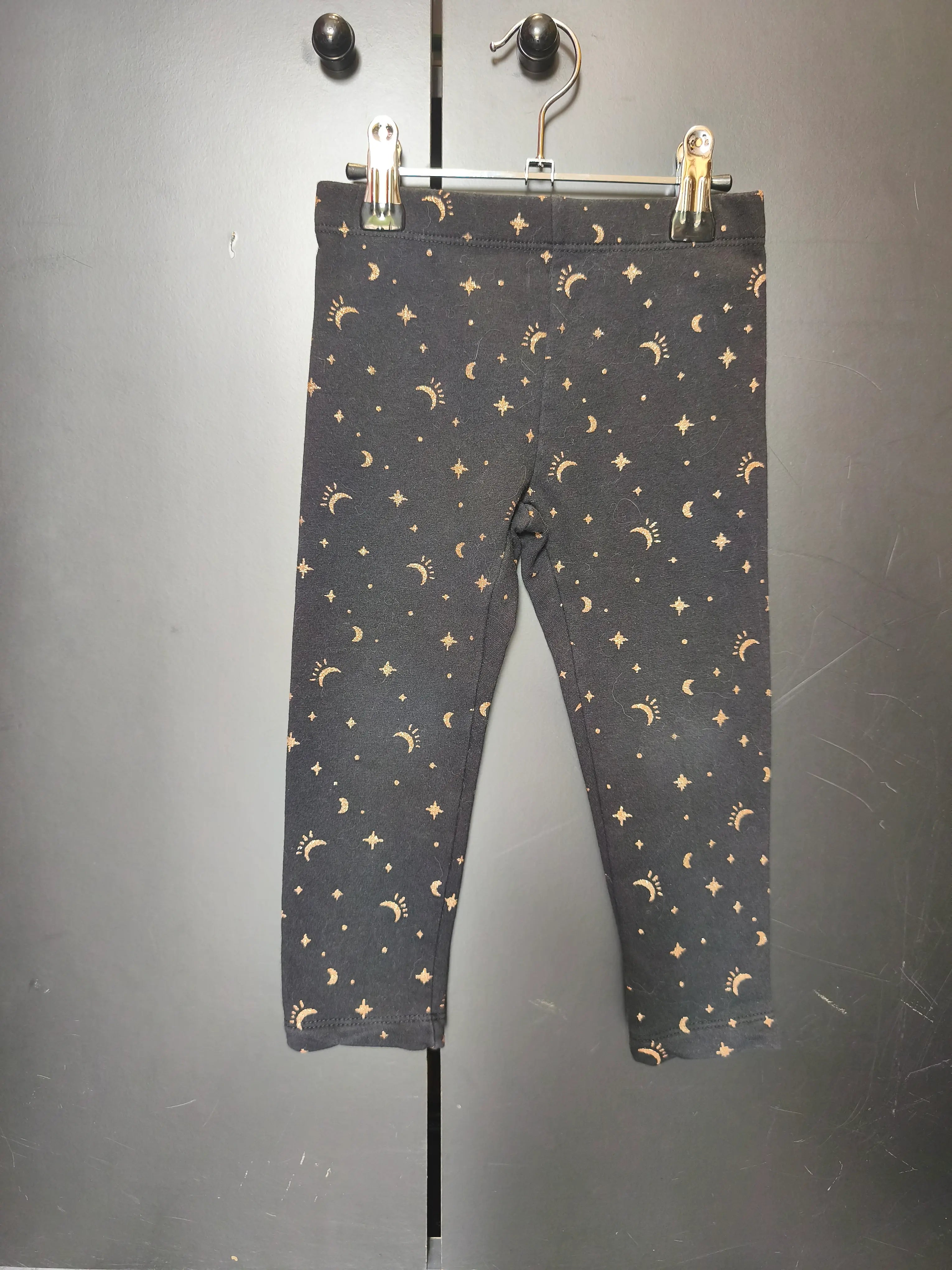 Legging hiver noir motifs lune et étoile dorée Kiabi – 3 ans