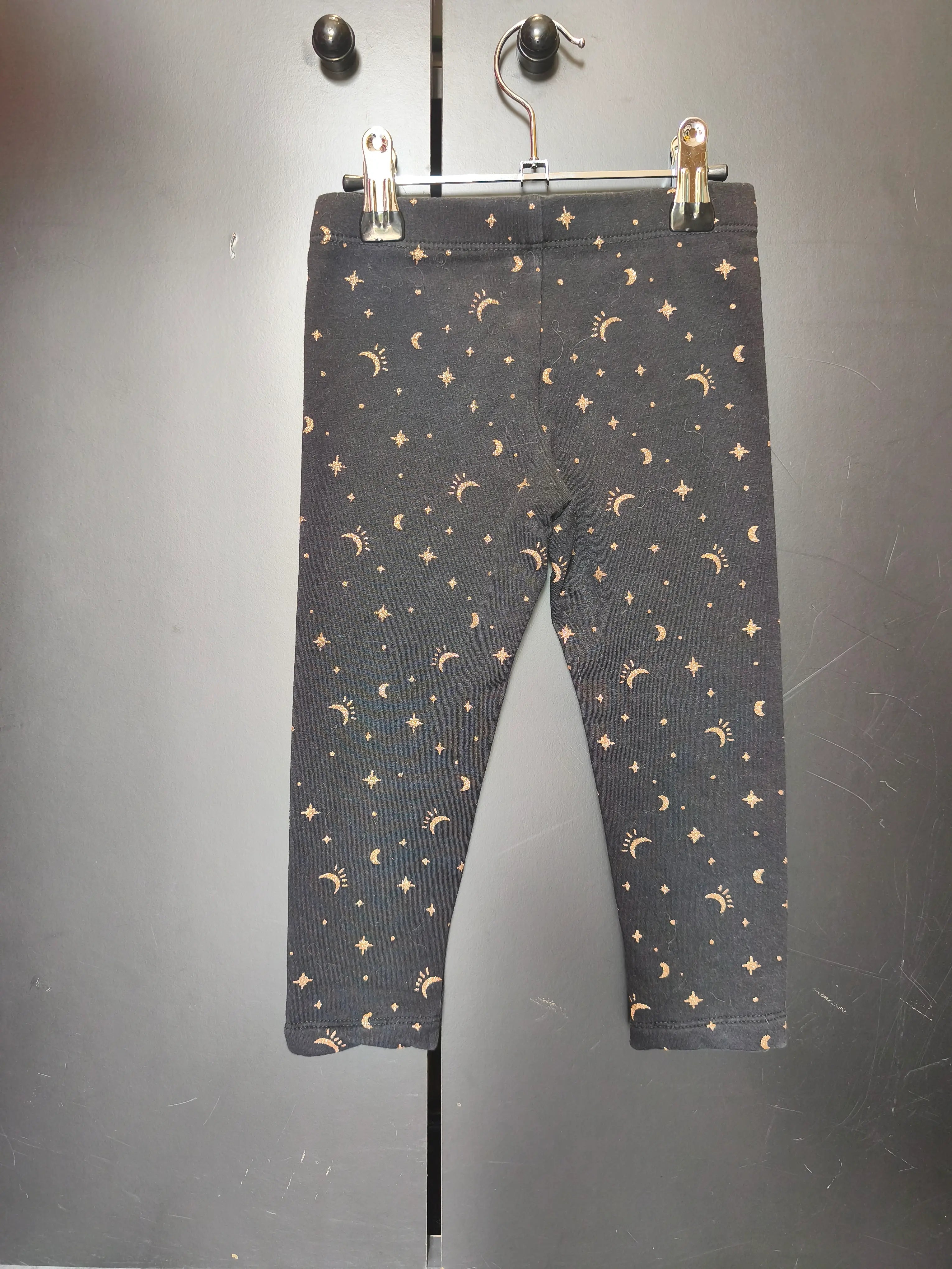 Legging hiver noir motifs lune et étoile dorée Kiabi – 3 ans