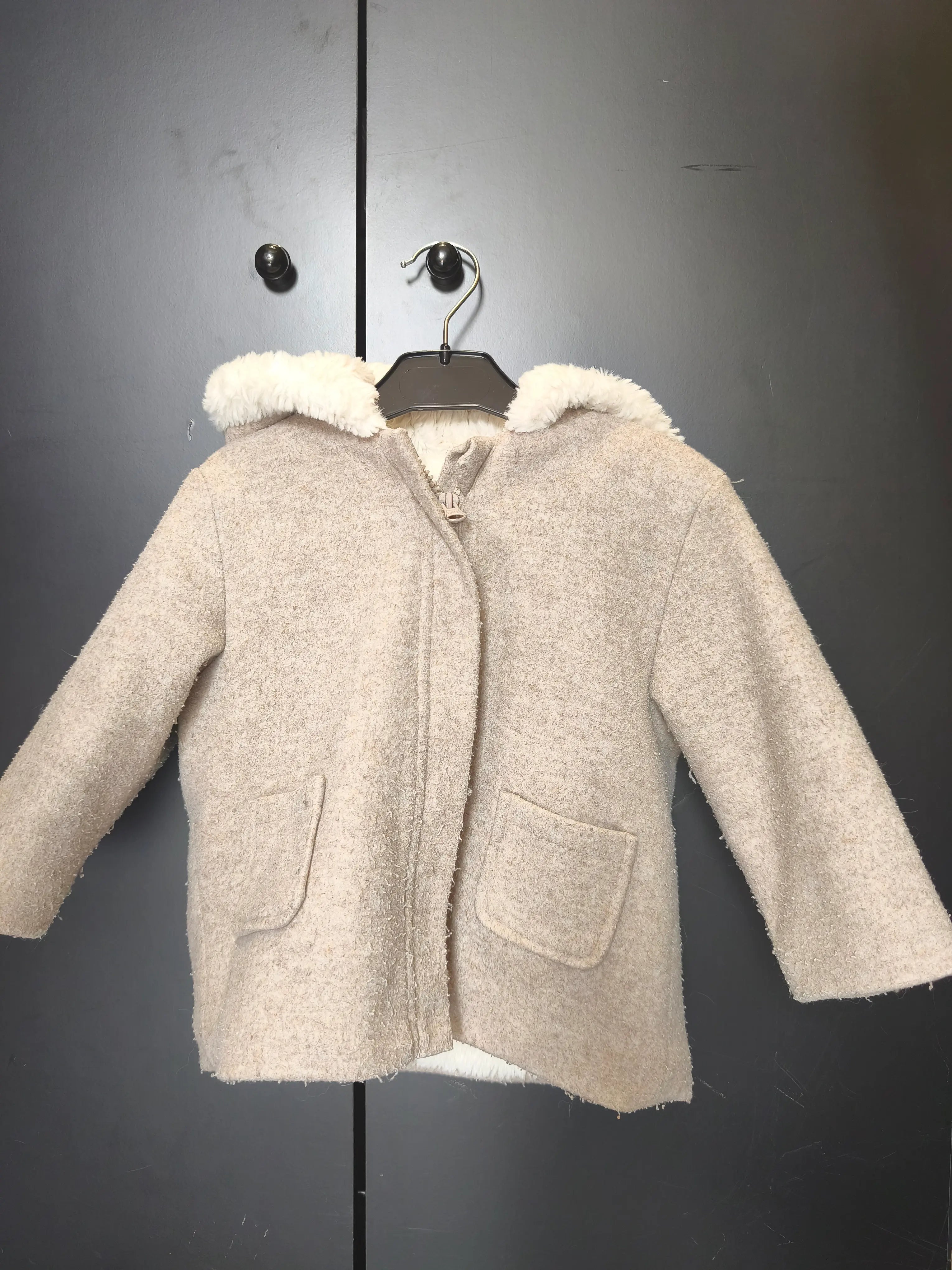 Manteau beige doublé moumoute blanche Kiabi 18 mois, capuche chaude