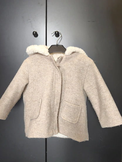 Manteau beige doublé moumoute blanche Kiabi 18 mois, capuche chaude ref 100