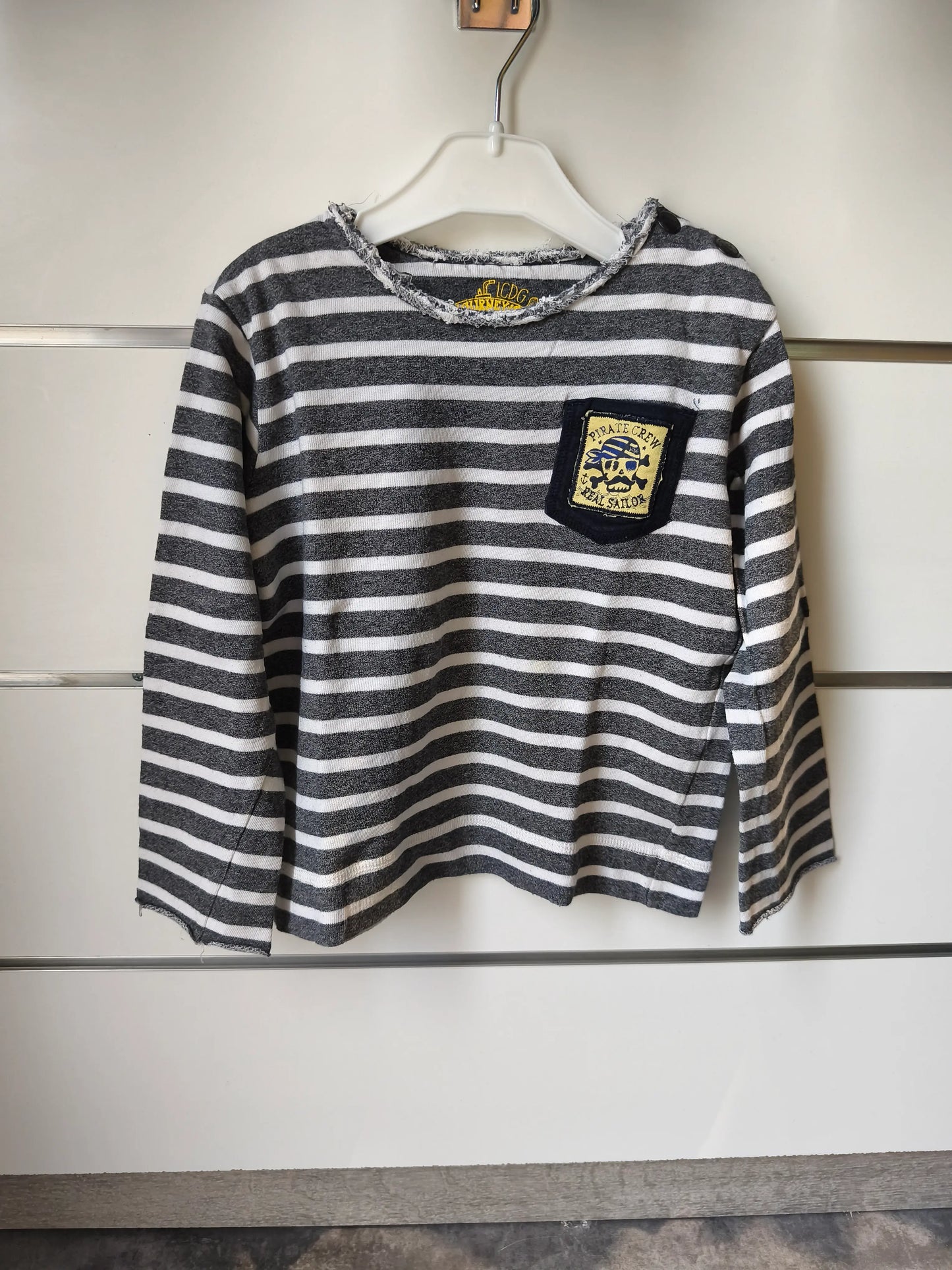 Pull Blanc et Gris “Pirate” 6 ans ref 662
