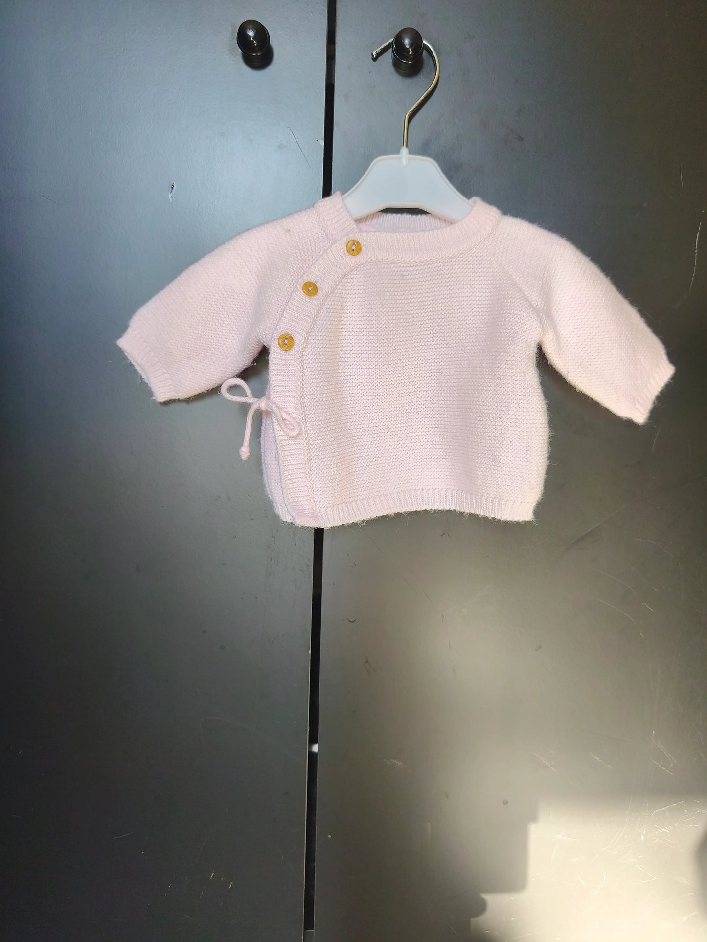Veste Tricotée Rose – 3 Boutons & Nœud – Naissance / 3,7 kg ref 175