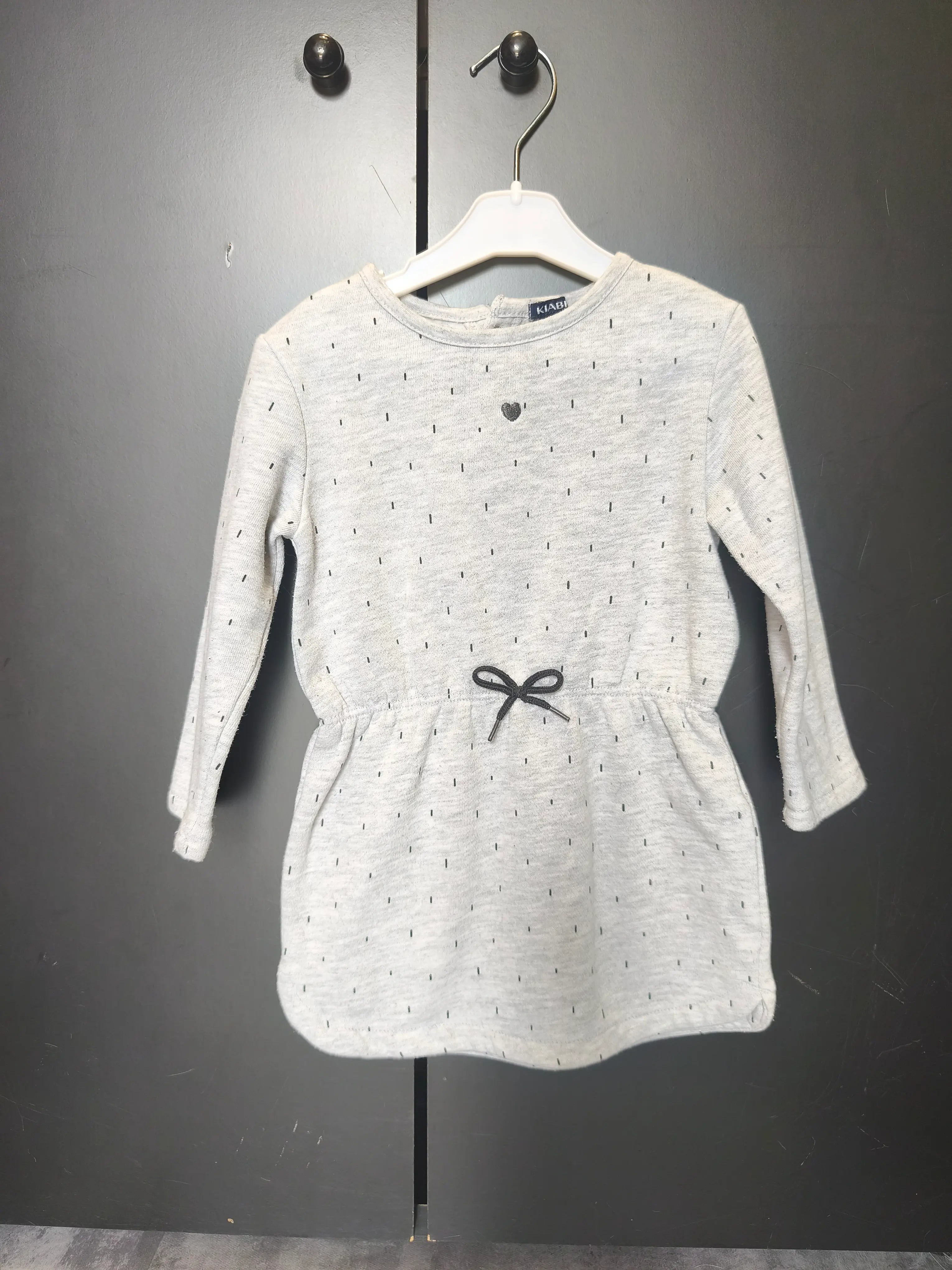 Robe Kiabi 24 mois - Grise à pois noirs avec cœur brodé et nœud