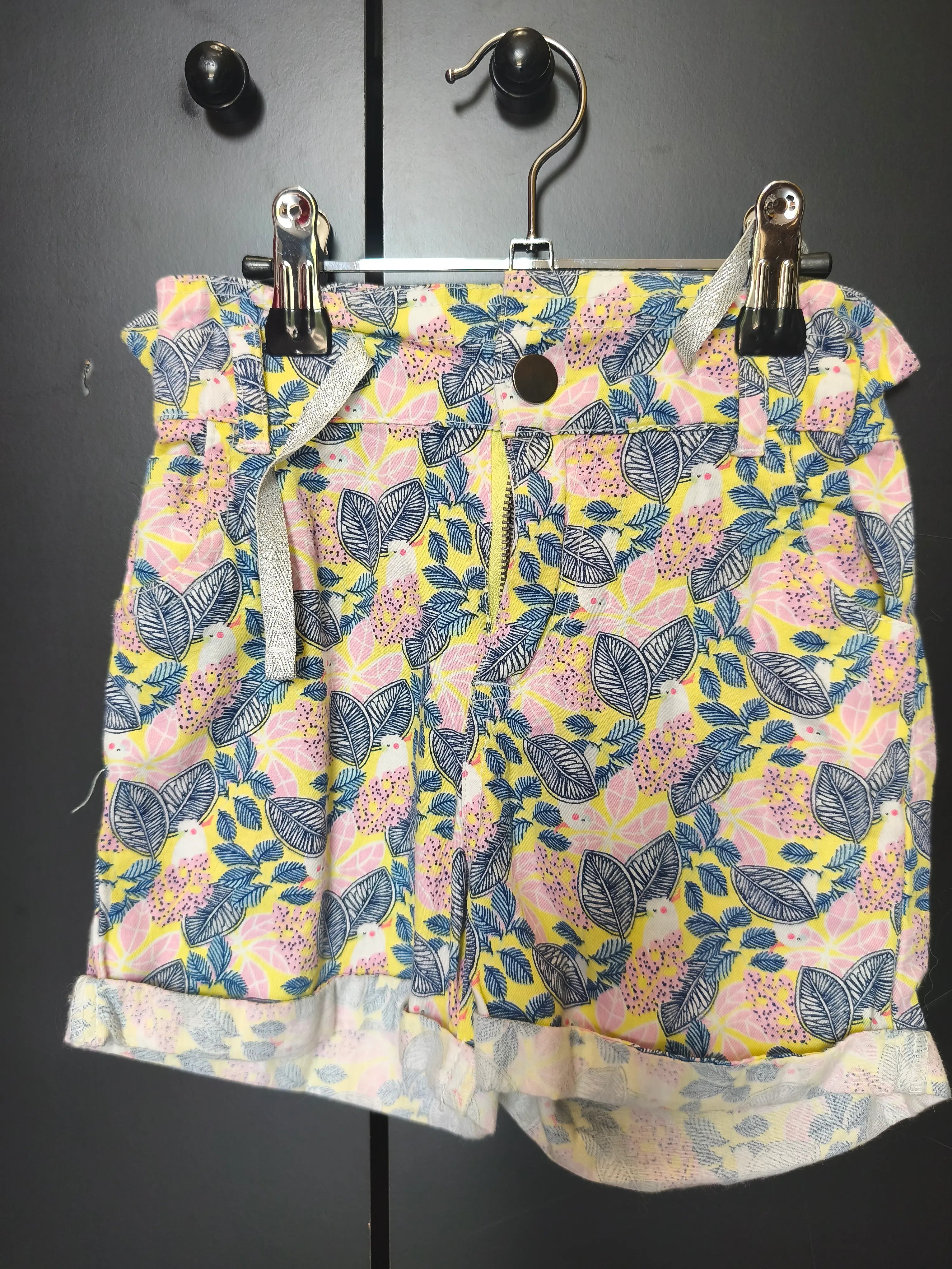 Short jaune 4 ans Tissaia motif floral bleu et rose, cordon argent factice