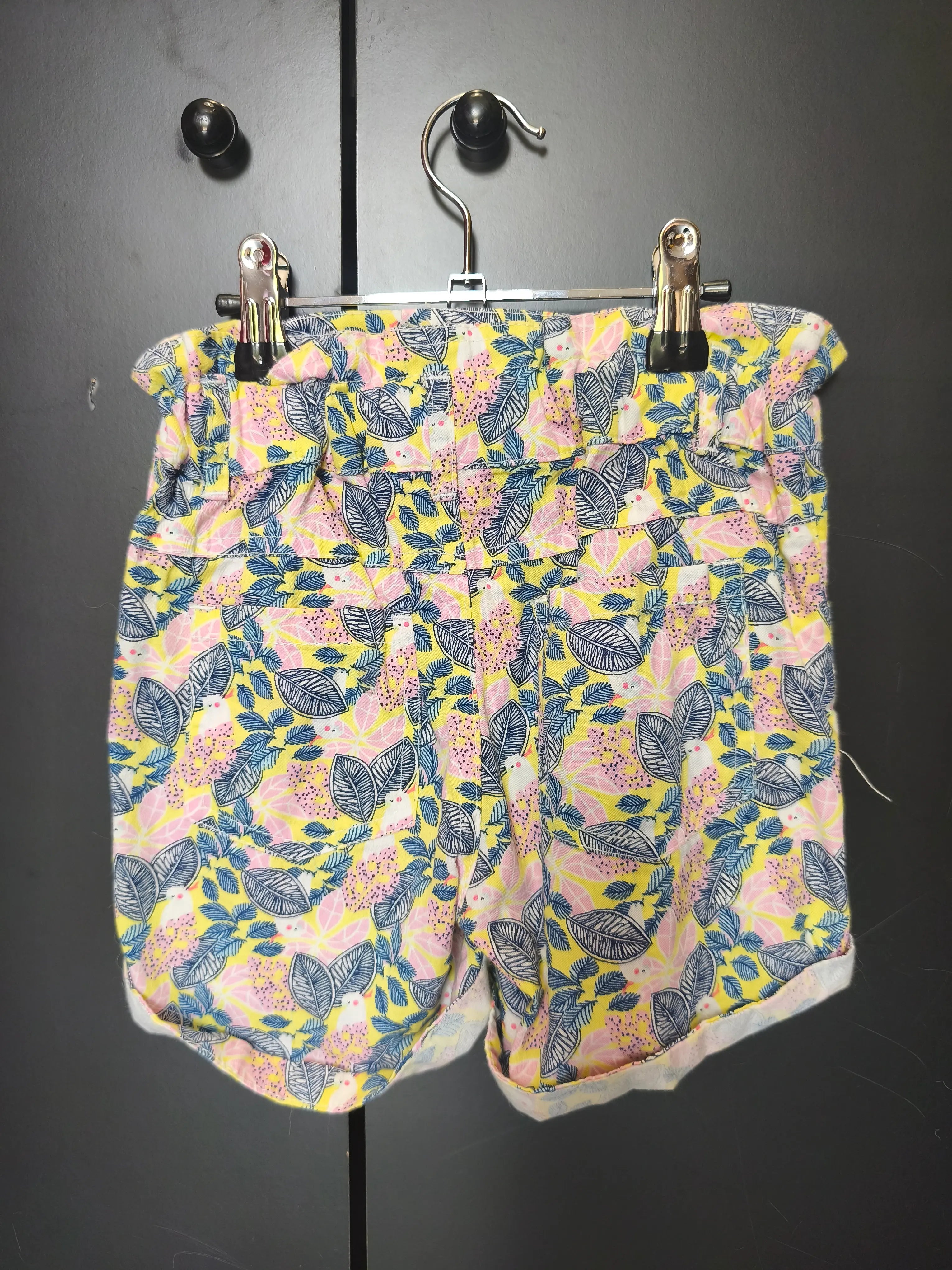 Short jaune 4 ans Tissaia motif floral bleu et rose, cordon argent factice