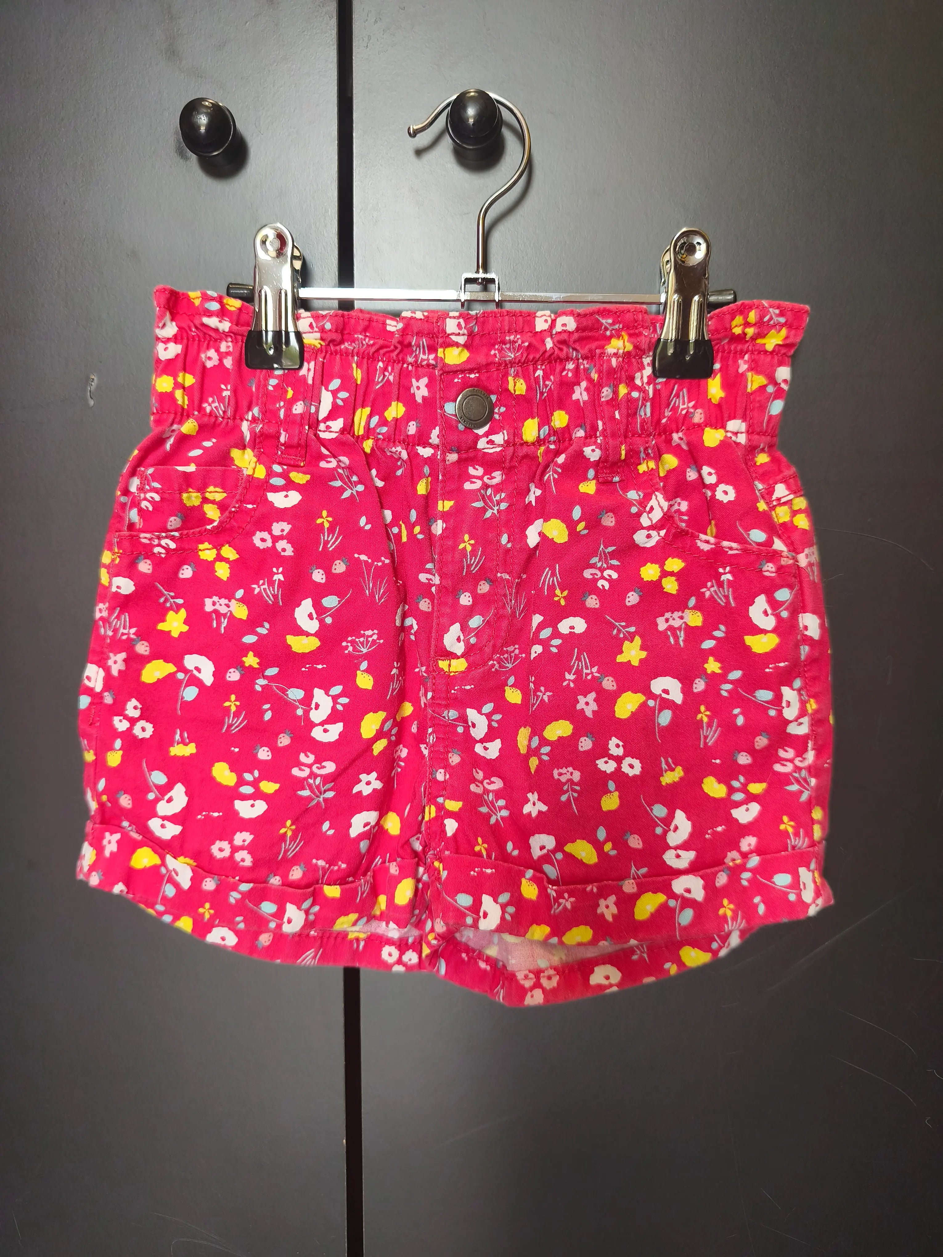 Short rouge fleurs blanches et jaunes 4 ans Tissaia, poches, 100% coton