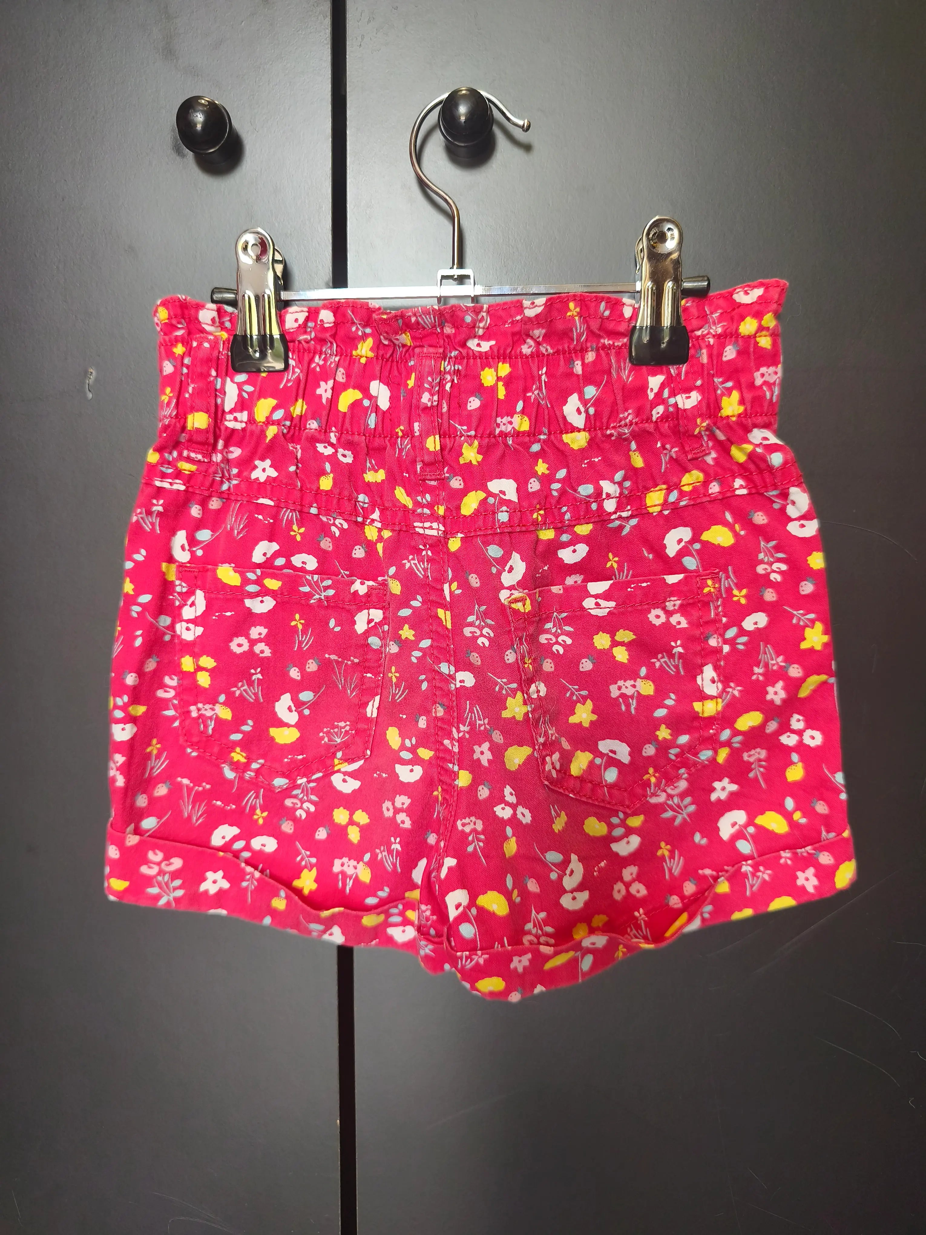 Short rouge fleurs blanches et jaunes 4 ans Tissaia, poches, 100% coton